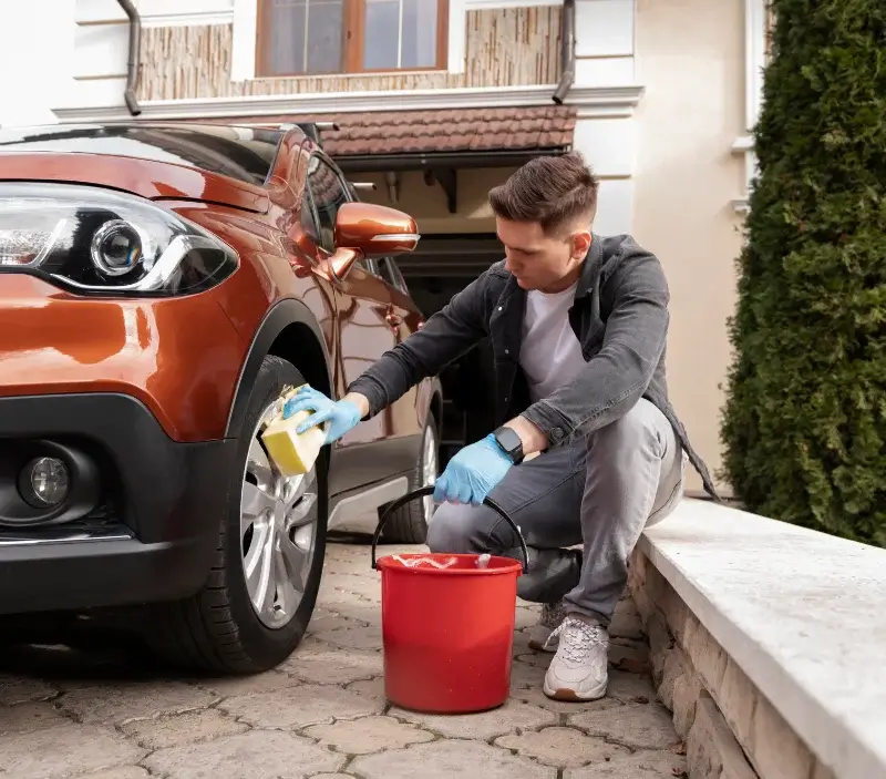 Lavage auto à domicile Sainte-Croix-à-Lauze : professionnel intervenant sur un véhicule
